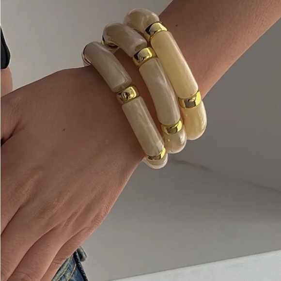 Elegant Cream and Gold Resin Bracelet Set - Picture 3 of 10